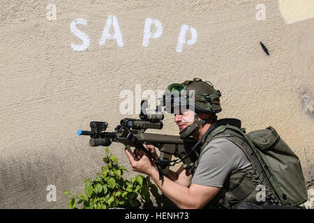 Eines österreichischen Soldaten der 2. Kompanie, 25. Infanterie-Bataillon, 7. Infanterie-Brigade sorgt für Sicherheit während des Trainings kombiniert Entschlossenheit II bei der Joint Multinational Readiness Center in Hohenfels, Deutschland, 25. Mai 2014.  Kombinierte Lösung II ist eine multinationale entschlossenes Handeln Umwelt Übung in Hohenfels und Grafenwöhr Schulungsräume, die mehr als 4.000 Teilnehmer aus 15 Partnernationen beinhaltet das Joint Multinational Training Command auftreten.  Die Absicht der Übung ist, trainieren und bereiten eine multinationale Brigade in USA geführt mit mehreren Partnernationen zusammenarbeiten, eine Stockfoto