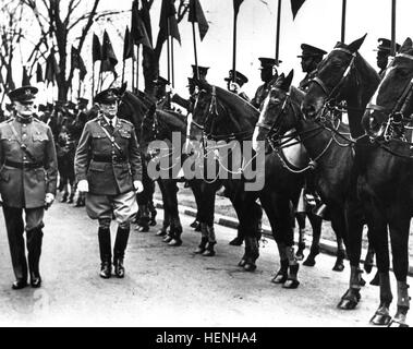 General der Armeen der Vereinigten Staaten John "Black Jack" Pershing und Oberst Harry Cootes, Kommandant von Fort Myer, Virginia, Überprüfung der Maschinengewehr-Truppe des 10. Kavallerie-Regiment nach seiner Veröffentlichung an Fort Myer 1931. 10. waren einige der ersten schwarzen Truppen servieren bei Fort Myer, Virginia JBM-HH voller Bürgerrechte Premieren 140228-A-ZZ999-030 Stockfoto