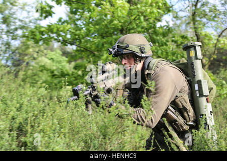 Eines österreichischen Soldaten der 2. Kompanie, 25. Infanterie-Bataillon, 7. Infanterie-Brigade Fortschritte durch hohe Gräser Gelände während der Übung kombiniert zu beheben II bei der Joint Multinational Readiness Center in Amberg, Deutschland, 27. Mai 2014. Kombinierte Lösung II ist eine multinationale entschlossenes Handeln Umwelt Übung in Hohenfels und Grafenwöhr Schulungsräume, die mehr als 4.000 Teilnehmer aus 15 Partnernationen beinhaltet das Joint Multinational Training Command auftreten. Die Absicht der Übung ist, führte zu trainieren und bereiten ein US multinationale Brigade mit mehreren Teil zusammenarbeiten Stockfoto