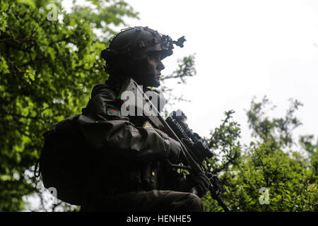 Eines österreichischen Soldaten der 2. Kompanie, 25. Infanterie-Bataillon, 7. Infanterie-Brigade sorgt für Sicherheit während des Trainings kombiniert Entschlossenheit II bei der Joint Multinational Readiness Center in Hohenfels, Deutschland, 29. Mai 2014.  Kombinierte Lösung II ist eine multinationale entschlossenes Handeln Umwelt Übung in Hohenfels und Grafenwöhr Schulungsräume, die mehr als 4.000 Teilnehmer aus 15 Partnernationen beinhaltet das Joint Multinational Training Command auftreten.  Die Absicht der Übung ist, trainieren und bereiten eine multinationale Brigade in USA geführt mit mehreren Partnernationen zusammenarbeiten, eine Stockfoto