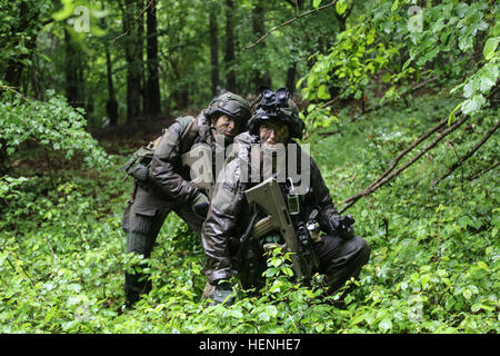 Österreichische Soldaten der 2. Kompanie, 25. Infanterie-Bataillon, 7. Infanterie-Brigade, Manöver, um das Ziel während der Übung kombiniert zu beheben II bei der Joint Multinational Readiness Center in Hohenfels, Deutschland, 29. Mai 2014. Kombinierte Lösung II ist eine multinationale entschlossenes Handeln Umwelt Übung in Hohenfels und Grafenwöhr Schulungsräume, die mehr als 4.000 Teilnehmer aus 15 Partnernationen beinhaltet das Joint Multinational Training Command auftreten. Die Absicht der Übung ist, führte zu trainieren und bereiten ein US multinationale Brigade mit mehreren Partner-Nati zusammenarbeiten Stockfoto