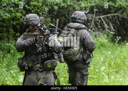 Österreichische Soldaten der 2. Kompanie, 25. Infanterie-Bataillon, 7. Infanterie-Brigade bieten Sicherheit während des Trainings kombiniert Entschlossenheit II bei der Joint Multinational Readiness Center in Hohenfels, Deutschland, 29. Mai 2014.  Kombinierte Lösung II ist eine multinationale entschlossenes Handeln Umwelt Übung in Hohenfels und Grafenwöhr Schulungsräume, die mehr als 4.000 Teilnehmer aus 15 Partnernationen beinhaltet das Joint Multinational Training Command auftreten.  Die Absicht der Übung ist, trainieren und bereiten eine multinationale Brigade in USA geführt mit mehreren Partnernationen zusammenarbeiten und Stockfoto