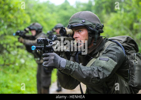 Ein österreichischen Soldaten der 2. Kompanie, 25. Infanterie-Bataillon, 7. Infanterie-Brigade, vorsichtig voraus Sicherheit während der Übung kombiniert zu beheben II bei der Joint Multinational Readiness Center in Hohenfels, Deutschland, 29. Mai 2014. Kombinierte Lösung II ist eine multinationale entschlossenes Handeln Umwelt Übung in Hohenfels und Grafenwöhr Schulungsräume, die mehr als 4.000 Teilnehmer aus 15 Partnernationen beinhaltet das Joint Multinational Training Command auftreten. Die Absicht der Übung ist, führte zu trainieren und bereiten ein US multinationale Brigade mit mehreren Partner zusammenarbeiten Stockfoto