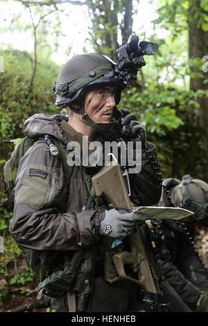 Eines österreichischen Soldaten der 2. Kompanie, 25. Infanterie-Bataillon, 7. Infanterie-Brigade führt radio-Kommunikation während der Übung kombiniert zu beheben II bei der Joint Multinational Readiness Center in Hohenfels, Deutschland, 29. Mai 2014.  Kombinierte Lösung II ist eine multinationale entschlossenes Handeln Umwelt Übung in Hohenfels und Grafenwöhr Schulungsräume, die mehr als 4.000 Teilnehmer aus 15 Partnernationen beinhaltet das Joint Multinational Training Command auftreten.  Die Absicht der Übung ist, führte zu trainieren und bereiten ein US multinationale Brigade mit mehreren asiatischen zusammenarbeiten Stockfoto