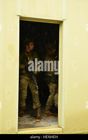 Georgische Soldaten der Alpha Company, 12. Licht-Infanterie-Bataillon Verhalten Clearing Baumaßnahmen während der Übung kombiniert zu beheben II bei der Joint Multinational Readiness Center in Hohenfels, Deutschland, 29. Mai 2014.  Kombinierte Lösung II ist eine multinationale entschlossenes Handeln Umwelt Übung in Hohenfels und Grafenwöhr Schulungsräume, die mehr als 4.000 Teilnehmer aus 15 Partnernationen beinhaltet das Joint Multinational Training Command auftreten.  Die Absicht der Übung ist, führte zu trainieren und bereiten ein US multinationale Brigade mit mehreren Partner-Nation zusammenarbeiten Stockfoto