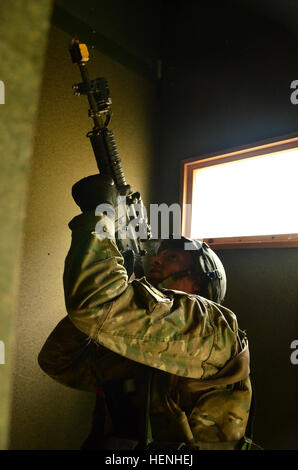 Ein georgischer Soldat der Alpha Company, 12. Licht-Infanterie-Bataillon führt Gebäudebetrieb Clearing während Übung kombiniert zu beheben II bei der Joint Multinational Readiness Center in Hohenfels, Deutschland, 29. Mai 2014.  Kombinierte Lösung II ist eine multinationale entschlossenes Handeln Umwelt Übung in Hohenfels und Grafenwöhr Schulungsräume, die mehr als 4.000 Teilnehmer aus 15 Partnernationen beinhaltet das Joint Multinational Training Command auftreten.  Die Absicht der Übung ist, führte zu trainieren und bereiten ein US multinationale Brigade mit mehreren Partner-Nati zusammenarbeiten Stockfoto