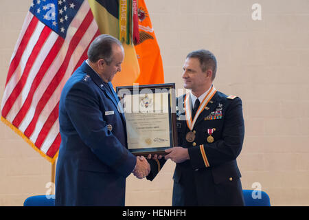 Ein Chief Warrant Officer der 128th Signal Company, 39th Signal Brigade, tritt während einer Zeremonie auf der Chievres Air Base in Belgien am 30. Mai 2014 unter dem Vorsitz des Obersten Alliierten Kommandeurs Europa in den Ruhestand. Stockfoto
