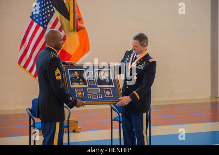 US Army Master Sgt. Carl Carbin, mit 128. Signal Company, 39. Signal Brigade präsentiert Chief Warrant Officer 3 William J. Carter, Supreme Allied Commander, Europa (SACEUR) Commander Kommunikation Team Officer In Charge, ein Souvenir-Plakette von der SACEUR-Kommunikations-Team angeboten und unterzeichnete General Philip M. Breedlove, SACEUR und Admiral James Stavridis, ehemaligen SACEUR, auf Chièvres Luftwaffenstützpunkt Chièvres, Belgien , 30. Mai 2014. (US Army Foto von visuellen Informationen Spezialist Pierre-Etienne Courtejoie veröffentlicht) CW3 William J. Carter Abschiedsfeier unter dem Vorsitz von General Breedlove, SACEUR 14 Stockfoto