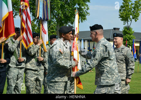 US Army General David M. Rodriguez, zweiter von rechts, der kommandierenden General des US Africa Command übergibt die Guidon an Generalmajor Darryl A. Williams, Center, die eingehenden Kommandierender general der US-Armee Afrika, Southern European Task Force während der Änderung der Befehl Zeremonie auf dem Gelände Hoekstra Field at Caserma Ederle in Vicenza, Italien, 3. Juni 2014. US Armee Generalmajor Patrick J. Donahue II, Recht, verzichtet der scheidende Kommandant Befehl Williams während der Zeremonie. (US Armee-Foto von Paolo Bovo/freigegeben) US Army General David M. Rodriguez, zweiter von rechts, die commandin Stockfoto