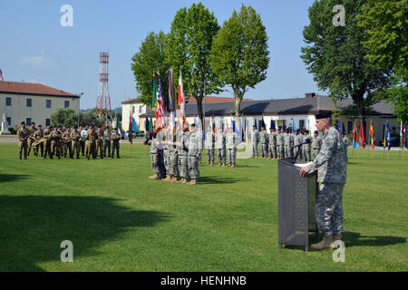 US Army General David M. Rodriguez, spricht auf dem Podium, den kommandierenden General des US Africa Command, das Publikum während der Änderung der Befehl Zeremonie der US-Armee Afrika (USARAF) auf dem Gelände Hoekstra Field at Caserma Ederle in Vicenza, Italien, 3. Juni 2014. Rodriguez den Vorsitz über die Zeremonie, wo Generalmajor Patrick J. Donahue II, der scheidende Kommandant Befehl des USARAF, südliche europäische Task Force zum Generalmajor Darryl A. Williams aufgegeben. (US Armee-Foto von Paolo Bovo/freigegeben) US Army General David M. Rodriguez, auf dem Podium, den kommandierenden General der US-Afrika Co Stockfoto