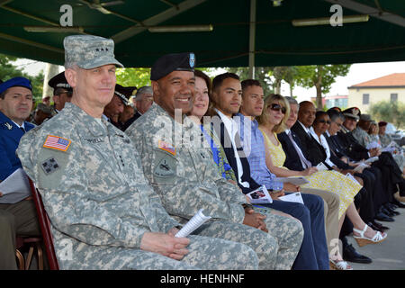 Hören Sie US Armee Generalleutnant Donald Campbell Jr., links, den kommandierenden General der US Army in Europa, Generalmajor Darryl A. Williams, zweiter von links, die eingehenden kommandierenden General der US-Armee Afrika (USARAF), Southern European Task Force begleitet von Gästen, wie General David M. Rodriguez, der Kommandeur des US Africa Command dem Publikum während der Änderung der Befehl Zeremonie der USARAF spricht , auf dem Gelände Hoekstra Field at Caserma Ederle in Vicenza, Italien, 3. Juni 2014. (US Armee-Foto von Paolo Bovo/freigegeben) US Armee Generalleutnant Donald Campbell Jr., links, den kommandierenden General der USA Stockfoto