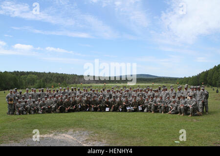 Soldaten aus 1st Brigade Combat Team, 1. Kavallerie-Division und deutsche Soldaten aus der 4. Kompanie, 467th Logistik-Bataillon, Pose für ein Gruppenfoto am Ende der Schuetzenschnur, ein deutscher Waffen Eignungsprüfung in Grafenwöhr Army-Basis. Soldaten der 1. Brigade Combat Team, 1. Kavallerie-Division und deutsche Soldaten der 4. Kompanie, 467th Logistik-Bataillon, zwei Tage interagieren und die Teilnahme an einem Leistungstest Waffen während der multinationalen Übung lösen II kombiniert. Schuetzenschnur Gruppenfoto 140606-A-SJ786-009 Stockfoto