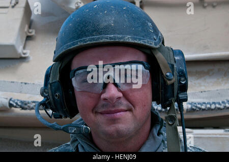 SPC. Jonathan Woods, Jackson, Tennessee, Native und Tanker mit der Firma D, 3. Bataillon, 8. Kavallerie-Regiment, 3rd Brigade Combat Team, 1. Kavallerie-Division, trägt seine Bekämpfung Fahrzeug Crewman Helm neben seinem Tank, 6. Juni, in Fort Hood, Texas. Woods nutzt den Helm zur Kommunikation mit anderen Mitgliedern seiner Crew innerhalb der M1A2 Abrams Tank. (US Army Foto von Sgt. Brandon Banzhaf, 3. BCT PAO, 1. CAV div. / freigegeben) CAV-Truppen perfekte Tank Betrieb Tag und Nacht 140606-A-FJ427-098 Stockfoto