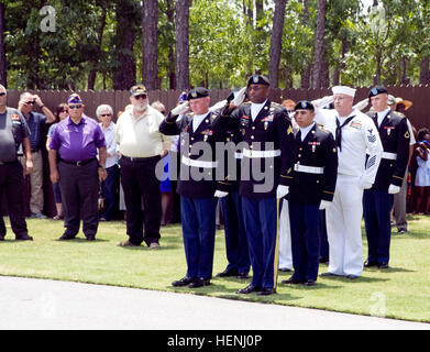 Am 6. Juni 2014 durchgeführt das fehlt In Amerika-Projekt in Zusammenarbeit mit der American Legion Post 71 von North Augusta, S.C., und Post 193 Chapin, S.C., eine vollen militärischen Ehren Beerdigung für sieben bisher herrenlosen Veteranen auf dem Fort Jackson National Cemetery in Columbia, SC Wer wird beigesetzt hatte gemeinsam die Nation seit mehr als 23 Jahren bedient. Sechs waren Armee und Marine in WWII, Vietnam und/oder des Kalten Krieges war war. Über die Veteranen außer der Tatsache, die dass sie ehrenhaft gedient ist kaum mehr bekannt. Abgebildet sind hier eine Ehrengarde aus Fort Gordon, Georgien und Stockfoto