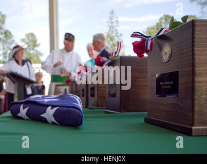 Am 6. Juni 2014 durchgeführt das fehlt In Amerika-Projekt in Zusammenarbeit mit der American Legion Post 71 von North Augusta, S.C. und Post 193 Chapin, S.C., eine vollen militärischen Ehren Beerdigung für sieben bisher herrenlosen Veteranen auf dem Fort Jackson National Cemetery in Columbia, SC Wer wird beigesetzt hatte gemeinsam die Nation seit mehr als 23 Jahren bedient. Sechs waren Armee und Marine in WWII, Vietnam und/oder des Kalten Krieges war war. Über die Veteranen außer der Tatsache, die dass sie ehrenhaft gedient ist kaum mehr bekannt. Hier abgebildet sind die Zeilen von Fahnen und Holzurnen, enthält Stockfoto