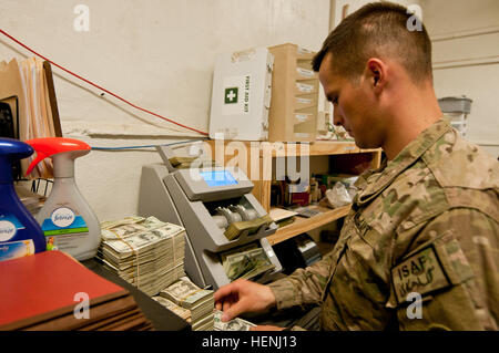 Capt Walt Simkins, der stellvertretende auszahlende Offizier, 368. Financial Management Support Unit, 10. spezielle Truppen Bataillon, 10. Sustainment Brigade zugewiesen zählt mehr als $415.000 als Teil einer sicheren Übertragung hier 6 Juni. Das auszahlende Büro ist, wo Bargeld an die Soldaten ausgezahlt wird, die sie am dringendsten benötigen. (Foto von Sgt. Michael K. Selvage, 10. Sustainment Brigade Öffentlichkeitsarbeit NCO) Zählen Stapel 140606-A-CA521-011 Stockfoto