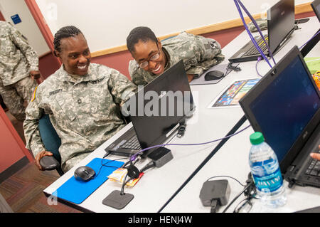 Soldaten mit dem 416th Theatre Engineer Command Train, der am 7. Juni den Virtual Battlespace 3 (VBS3) Simulator im Parkhurst U.S. Army Reserve Center in Darien, Illinois, benutzte, um simulierte Waffen und taktische Systeme zu bedienen. Stockfoto