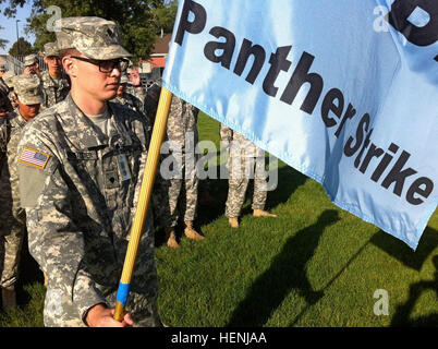 SPC. Tyler Kerstetter, menschliche Intelligenz Sammler mit der 260. Military Intelligence (MI) Bataillon, Florida National Guard hält eine Guidon während vor seinem neu gegründeten Training Bataillon während der ersten Organisation der Panther Strike 2014 Ausbildung Task Force am 9. Juni veröffentlicht. Mehrere fiktive Bataillone bestehend aus Military Intelligence (MI) Soldaten, hagelt aus quer durch die USA und Spezialitäten in verschiedenen MI Disziplinen besitzen synchronisiert ihre Bemühungen während der Übung die Intelligenzbetriebe eine bereitgestellte combined joint Task Force zu simulieren. Cal-Guard MI Stockfoto