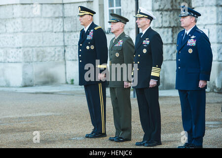 die Joint Chiefs Of Staff von links nach rechts, US Army Chief Of Staff General Ray Odierno, Kommandant des Marine Corps General James F. Amos, Chief of Naval Operations ADM. Jonathan W. Greenert, und Chief Of Staff of the Air Force General Mark A. Welsh III an eine Zeremonie teilnehmen wo der Vorsitzende der Joint Chiefs Of Staff General Martin E. Dempsey Großbritanniens Guard of Honour inspizieren , Coldstream Guard im Feld Horseguards Parade in London, England 10. Juni 2014.  (Foto: U.S. Army Staff Sgt Steve Cortez / veröffentlicht) Schutz der Ehre Zeremonie 140610-A-NX535-008 Stockfoto