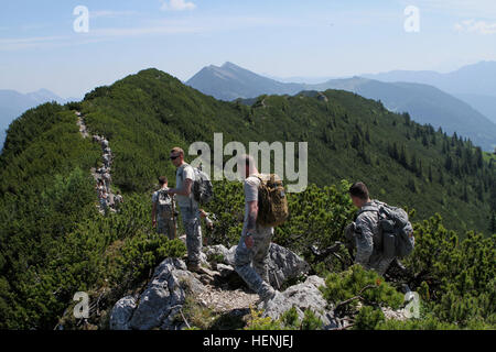 Soldaten der 1. Brigade Combat Team, 1. Kavallerie-Division Wandern Sie entlang einer Ridgeline kommen aus der Spitze von Duerrnbachhorn nahe der Stadt von Reit Im Winkl, Deutschland. Soldaten der Brigade Ironhorse erhielten Gelegenheit aufbleiben in einer Hütte im Besitz der Bundeswehr in den Alpen an der Grenze zwischen Deutschland und Österreich für vier Tage in der Nähe der Stadt von Reit Im Winkl und genießen die Natur und die Berge während der multinationalen Übung lösen II kombiniert. Wandern Sie entlang des Grates 140611-A-SJ786-003 Stockfoto