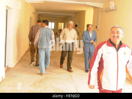Soldaten des 1. Bataillons, des 23. Infanterieregiments, des 3. Stryker Brigade Combat Teams, der 2. Infanteriedivision renovierten die Hallen der Khalis Secondary School im Irak und stellten bessere Einrichtungen für Schüler bereit. Stockfoto