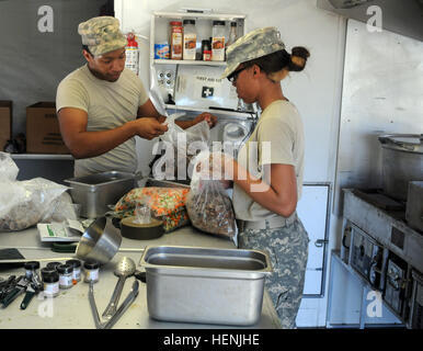 Food-Service-Spezialisten bei der Quartiermeister flüssig Logistik ausüben, Camp Pendleton, Kalifornien QLLEX ist eine gemeinsame Streitkräfte Übung wo 64 Einheiten an acht Standorten in den kontinentalen Vereinigten Staaten mehr als 3,25 Millionen Gallonen Öl liefern und produzieren 479.000 Gallonen Wasser, entworfen, um herauszufordern und das Bataillon Mitarbeiter militärische Entscheidung die Fähigkeiten zu entwickeln. (US-Armee Foto von Spc. Thomas X. inspirirend/freigegeben) QLLEX 2014, Zubereitung von Speisen 140611-A-RU074-004 Stockfoto