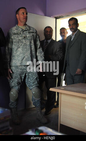 Soldaten der US-Armee des 1. Bataillons, des 23. Infanterieregiments, des 3. Stryker Brigade Combat Teams, der 2. Infanteriedivision, besuchen den neu renovierten Kunstraum der Khalis Secondary School im Irak, Teil des Projekts Extreme Tomahawk School Makeover, das die gesamte Schule über zwei Wochen modernisiert, die Einrichtungen für Schüler verbessert und Bildungsinitiativen unterstützt. Stockfoto