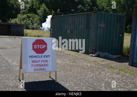 Eine Schaufensterpuppe wird verwendet, um eine versteckte Schütze an einem Kontrollpunkt in alliierten Kräfte nördlich vierteljährliche Ausbildung bei Alliance Training Area in Chièvres Air Base, Belgien, 12. Juni 2014 zu simulieren. (US Army Foto von visuellen Informationen Spezialist Henri Cambier/freigegeben) AFNORTH Bataillon vierteljährliche Ausbildung bei der Allianz Training Bereich Chièvres, Belgien 140612-A-HZ738-051 Stockfoto