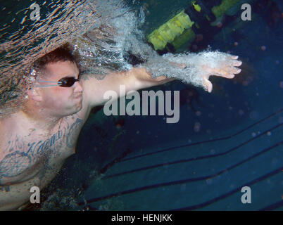 CPL. Brandon Hammonds, US-Marines, Krieger Übergang Bataillon, Camp Lejeune, North Carolina, hält seinen Atem während ein Unterwasser Praxis schwimmen während der 2014 U.S. Armee Krieger Trials Schwimmen Praxis im Arvin Kadett körperliche Entwicklung Center in West Point, New York, 13. Juni 2014. Mehr als 100 Verwundeten, Kranken und verletzten Soldat innen und Veteranen aus quer durch die Vereinigten Staaten schlossen sich zusammen in West Point zu trainieren und konkurrieren in der Armee Krieger Studien, Juni 15-20.  Die Veranstaltung wird von Warrior Transition Command gehostet und Armee Krieger Studien gehören Athleten aus Heer, Marine und Air Stockfoto