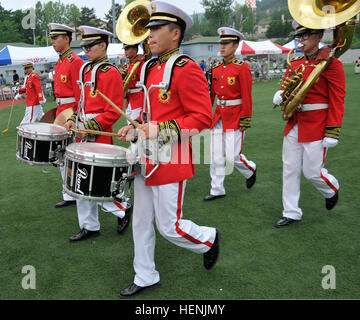 Soldaten mit der Republik der Korea Armee 50. Infanterie-Division-Band lassen Sie das Feld Parade nach Bekämpfung der 498th Sustainment Support Battalion??? s ändern Befehl Zeremonie im Camp Carroll, Südkorea, 13. Juni 2014.  (Foto: US-Armee Sgt. 1. Klasse Josh Edson/freigegeben) Soldaten mit der Republik der Korea Armee 50. Infanterie-Division-Band lassen die Parade-Feld nach der 498th bekämpfen Sustainment Support Battalion der Änderung der Befehl Zeremonie im Camp Carroll, Südkorea 140613-A-NY467-007 Stockfoto