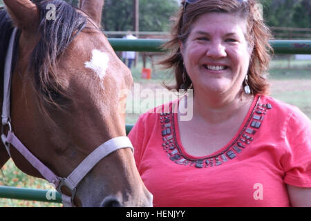 Donna Otabachian, der Geschäftsführer der Star-Heilung mit Pferde Ranch, führt eine Pferdetherapie Sitzung 17. Juni 2014, in Killeen, Texas. "Ich habe rund ums Pferd gewesen, mein Leben und mein ganzes Leben lang, das wollte ich das Glück der Tiere mit anderen Menschen zu teilen", sagte Otabachian. "Wir sind hier nun in der Nähe von Fort Hood damit wir unsere Pferde mit den militärischen Familien teilen können." Heilung von Soldaten mit Pferden 140617-A-JI163-006 Stockfoto