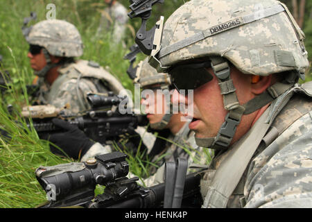 Soldaten der 1. Kavallerie-Division führen im Grafenwoehr-Trainingsgebiet ein Feuerzertifikat durch, um sich von einer Feuerunterstützung aus auf Ziele vorzubereiten und die Kampfbereitschaft und die Truppenkoordination zu verbessern. Stockfoto