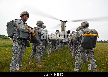 Fallschirmjäger vom 2. Bataillon, 503. Infanterieregiment, 173rd Airborne Brigade an Bord ein 12th Combat Aviation Brigade CH-47 Chinook Hubschrauber für eine zerstreute Betrieb 20. Juni 2014, bei Juliet Drop-Zone in Pordenone, Italien. Die Himmel Soldaten der 173. führte die Operation mit NATO-Verbündeten aus der slowenischen Streitkräfte.  (US Army Foto von visuellen Informationen Spezialist Paolo Bovo/freigegeben) 173rd Airborne Brigade Sprung training auf Juliet Drop-Zone, Pordenone, Italien 140620-A-JM436-273 Stockfoto