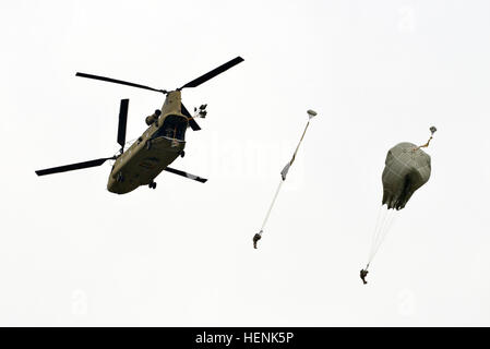 Fallschirmjäger vom 2. Bataillon, 503. Infanterieregiment 173rd Airborne Brigade eine luftgestützte Operation 20. Juni 2014, durchführen von einem 12th Combat Aviation Brigade CH-47 Chinook Hubschrauber an Juliet Drop-Zone in Pordenone, Italien. Die Himmel Soldaten der 173. führte die Operation mit NATO-Verbündeten aus der slowenischen Streitkräfte. (US Army Foto von visuellen Informationen Spezialist Davide Dalla Massara/freigegeben) 173rd Airborne Brigade springen Training auf Juliet Drop-Zone, Pordenone, Italien. 140620-A-DZ412-009 Stockfoto