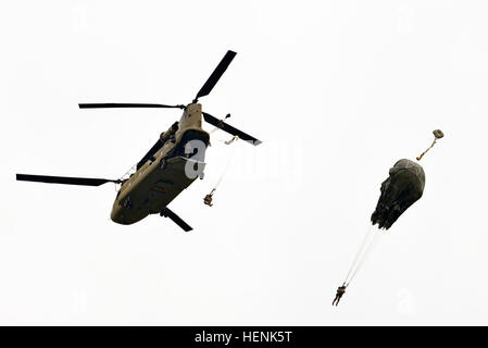 Fallschirmjäger vom 2. Bataillon, 503. Infanterieregiment 173rd Airborne Brigade führen eine zerstreute Betrieb 20. Juni 2014 aus einem 12th Combat Aviation Brigade CH-47 Chinook Hubschrauber an Juliet Drop-Zone in Pordenone, Italien. Die Himmel Soldaten der 173. führte die Operation mit NATO-Verbündeten aus der slowenischen Streitkräfte. (US Army Foto von visuellen Informationen Spezialist Davide Dalla Massara/freigegeben) 173rd Airborne Brigade Sprung training auf Juliet Drop-Zone, Pordenone, Italien 140620-A-DO858-451 Stockfoto