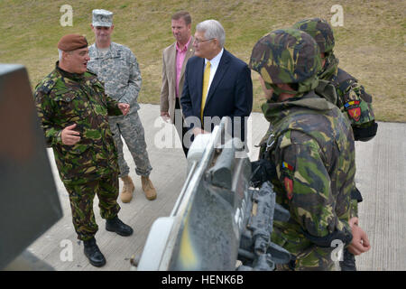 US-Armee-General Carter Ham (Ret) (vierte von links) und ehemalige Sgt. Major der Armee Kenneth O. Preston treffen rumänischen Soldaten während des Trainings kombiniert zu beheben II, 20. Juni 2014, Truppenübungsplatz Grafenwöhr, Deutschland. Die Übung ist eine multinationale Übung, unter der Regie von US-Army in Europa; darunter mehr als 4.000 Teilnehmer aus 15 verbündet und Partnerländer. Die Gunnery ist das erste Mal ein US-Armee Drehkraft die europäische Aktivität festgelegt, eine Reihe von gepanzerten Fahrzeugen nutzt und Ausrüstung Pre positioniert in Grafenwöhr – einschließlich der aktuellsten Versionen des M1A2 Abrams-Panzer und M2/M3 Bradl Stockfoto