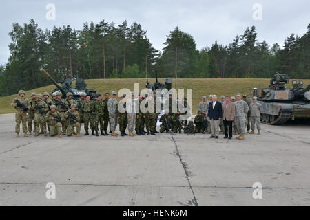 US-Armee-General Carter Ham (Ret) (zivile links) und ehemalige Sgt. Major der Armee Kenneth O. Preston (i.r.) stehen für ein Gruppenfoto mit Georgisch, Rumänisch und US-Soldaten während des Trainings kombiniert zu beheben II, 20. Juni 2014, Truppenübungsplatz Grafenwöhr, Deutschland. Die Übung ist eine multinationale Übung, unter der Regie von US-Army in Europa; darunter mehr als 4.000 Teilnehmer aus 15 verbündet und Partnerländer. Die Gunnery ist das erste Mal ein US-Armee Drehkraft die europäische Aktivität festgelegt, eine Reihe von gepanzerten Fahrzeugen nutzt und Ausrüstung Pre positioniert in Grafenwöhr – einschließlich der aktuellsten Stockfoto