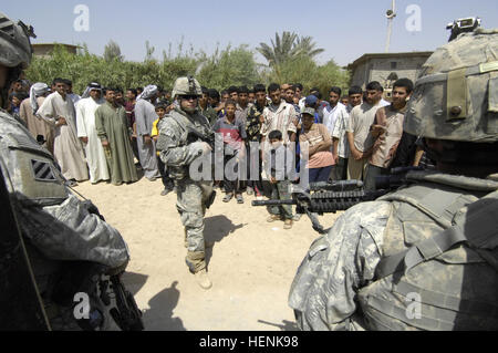 Eine US-Armee Soldaten von 2nd Platoon, Baker Company, 1. Bataillon / 15. Infanterie-Regiment, 3rd Brigade Combat Team, 3. Infanterie-Division, Verhalten Sicherheitsübereignung während einer Mission in Hilaliya Dorf in der Provinz Wasit, Irak, am 1. April 2008.  Der Zweck der Mission war, um potentielle Mitglieder der Söhne des Irak (Abna Al-Irak) zu registrieren. (US Armee-Foto von Pfc. David J. Marshall) (Freigegeben) Mission in Hilaliya Dorf 97455 Stockfoto