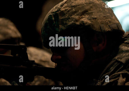 Soldaten der US Army Reserve führen während des Best Warrior Competition virtuelle Waffentraining mit dem Engagement Skills Trainer durch, um die Geschicklichkeit, die taktische Kompetenz und die Einsatzbereitschaft zu verbessern. Stockfoto