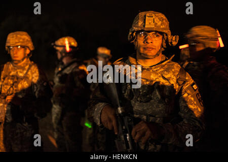 Staff Sgt Franciso Vargas, motor repräsentieren die 807. medizinische Deployment Support Command Sergeant und aus Las Vegas, Nevada, lauscht, letzte Anweisungen vor Beginn der Nacht Land Navigationsereignis beim 2014 US Army Reserve beste Krieger Wettbewerb, 24. Juni, um Joint Base McGuire-Dix-Lakehurst, NJ Die Krieger waren bei 01:00 abgesetzt und hatte vier Stunden zum Plotten und finden ihre Kartenpunkte in völliger Dunkelheit. 2014 US Army Reserve beste Krieger - Nacht Land Navigation 140624-A-XN107-030 Stockfoto