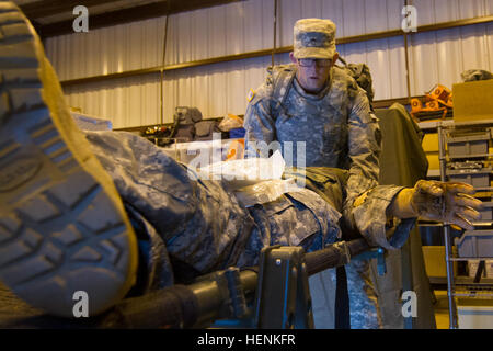 Sgt. Lance J. Clifford, ein intelligenter Analytiker von Headquarters und Headquarters Company, 364th Expeditionary Sustainment Command von Marysville, Washington, führt erste Hilfe bei Verbrennungen an einem Dummy während der US-Armee Reserve beste Krieger Wettbewerb 2014 am Joint Base McGuire-Dix-Lakehurst. Zweiundvierzig Junior trat Soldaten und Unteroffiziere in der Reserve im Wettbewerb an der Veranstaltung, welche Herausforderungen ihre körperlichen, geistigen und taktische Fähigkeiten Reservesoldat und Unteroffizier des Jahres zu gewinnen. Gewinner haben die Chance, die Armee-Reserve bei vertreten die Stockfoto