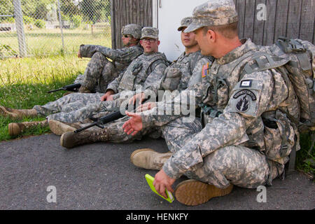 Staff Sgt James Thornton, Kampfingenieur 323rd Ingenieur-Unternehmen mit Wohnsitz in Spartanburg, Sgt. Lance J. Clifford, ein intelligenter Analytiker für Headquarters und Headquarters Company, 364th Expeditionary Sustainment Command von Marysville, Washington, Sgt. Jedediah Hewson, menschliche Intelligenz Sammler mit Bravo Company, 301. Military Intelligence Battalion und Spartanburg, S.C. ansässig, und Sgt. Gregory Doolittle, ein Musiker mit der 191. Army Band , und San Francisco Bewohner, genießen Sie eine kurze Pause zwischen den Ereignissen bei der US-Armee Reserve beste Krieger Wettbewerb 2014 auf gemeinsamer Basis M Stockfoto