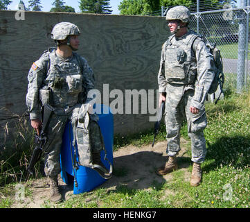 Sgt. Lance J. Clifford, ein intelligenter Analytiker für Headquarters und Headquarters Company, 364th Expeditionary Sustainment Command von Marysville, Washington, und Sgt. Jedediah Hewson, menschliche Intelligenz Sammler mit Bravo Company, 301. Military Intelligence Battalion und Spartanburg, SC seinen Wohnsitz hat, genießen Sie eine kurze Pause zwischen den Ereignissen bei der US-Armee Reserve beste Krieger Wettbewerb 2014 am Joint Base McGuire-Dix-Lakehurst. Zweiundvierzig Junior trat Soldaten und Unteroffiziere in der Reserve im Wettbewerb an der Veranstaltung, welche Herausforderungen ihrer körperlichen, geistigen und taktische abil Stockfoto