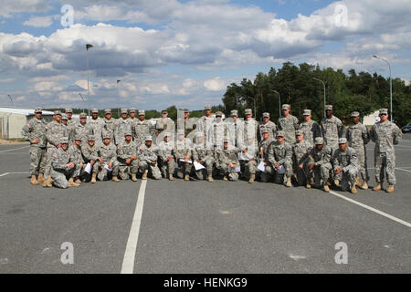 Soldaten aus dem 1. Brigade Combat Team, 1. Kavallerie-Division posieren für ein Gruppenfoto nach dem Abschluss der deutschen Streitkräfte Proficiency Abzeichen Tests in Grafenwöhr Army Base, Juni 24. Veredelung von starken 140624-A-SJ786-005 Stockfoto