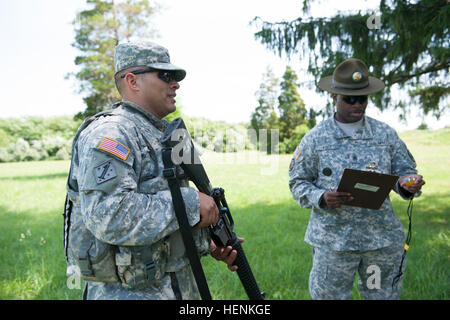 Staff Sgt Francisco Vargas, ein motor Sergeant und Squad-Leader für die 113. Medical Detachment bekämpfen Stress Control in Kalifornien repräsentieren die 807. Medical Command tritt gegen die besten Soldaten in der US-Armee Reserve Wettbewerb 2014 an die gemeinsame Basis McGuire-Dix-Lakehurst, New Jersey, Juni 22-27. 2014-US Army Reserve beste Krieger Wettbewerb 140624-A-TY714-023 Stockfoto