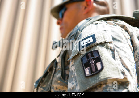 Staff Sgt Francisco Vargas, ein motor Sergeant und Squad-Leader für die 113. Medical Detachment bekämpfen Stress Control in Kalifornien repräsentieren die 807. Medical Command tritt gegen die besten Soldaten in der US-Armee Reserve Wettbewerb 2014 an die gemeinsame Basis McGuire-Dix-Lakehurst, New Jersey, Juni 22-27. 2014-US Army Reserve beste Krieger Wettbewerb 140624-A-TY714-035 Stockfoto