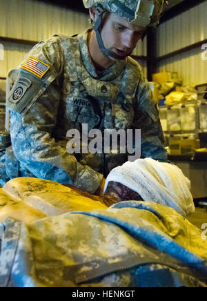 Staff Sgt Justin Wright, ein Infanterist mit Headquarters und Headquarters Company, 2. Brigade, 100. Division (institutionelle Ausbildung), 80. Training Command (Schulsystem Armee) von Chico, Kalifornien, führt erste Hilfe bei Verbrennungen an einem Dummy während der US-Armee Reserve beste Krieger Wettbewerb 2014 am Joint Base McGuire-Dix-Lakehurst. Zweiundvierzig Junior trat Soldaten und Unteroffiziere in der Reserve im Wettbewerb an der Veranstaltung, welche Herausforderungen ihre körperlichen, geistigen und taktische Fähigkeiten Reservesoldat und NCO des Jahres zu gewinnen. Gewinner haben die Möglichkeit, r Stockfoto