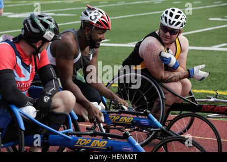 US-amerikanische und britische Servicemitarbeiter und Veteranen nehmen an adaptiven Sportarten teil, darunter Leichtathletik, Bogenschießen, Radfahren und Sitzvolleyball. während der Warrior Games des Verteidigungsministeriums 2015 auf der Marine Corps Base Quantico, Virginia. Stockfoto