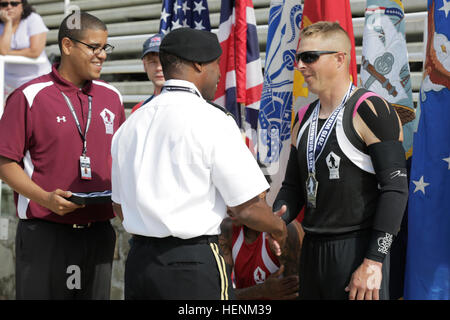 Ein Soldat der US-Armee erhält eine Silbermedaille im 200-Meter-DASH 3,0 der Männer während der Rennstrecke bei den Warrior Games des US-Verteidigungsministeriums 2015 auf der Marine Corps Base Quantico, Virginia. Der adaptive Sportwettbewerb besteht aus etwa 250 verletzten, kranken und verletzten Soldaten und Veteranen, die an verschiedenen Sportarten teilnehmen, darunter Bogenschießen, Radfahren und Schießen. Stockfoto