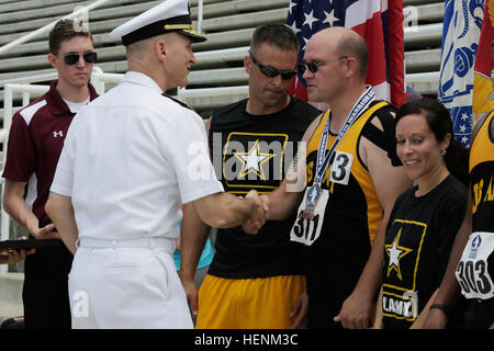 Soldaten und Veteranen treten bei den Warrior Games des Department of Defense auf der Marine Corps Base Quantico, Virginia, in adaptiven Sportarten wie Laufen, Bogenschießen, Radfahren, Schießen und Sitzen an, um Rehabilitation und Kameradschaft zu fördern. Stockfoto
